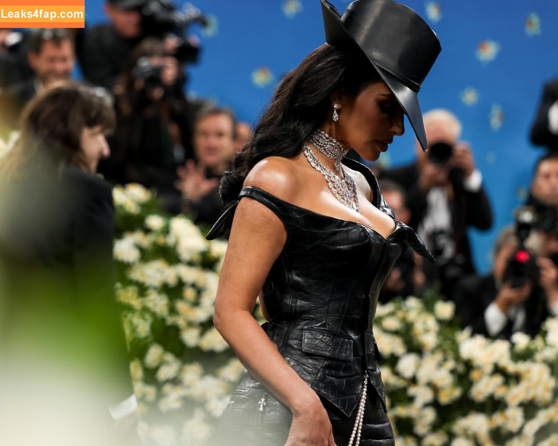 Kim Kardashian / KimKardashian / kimkadarshian leaked photo photo #4704