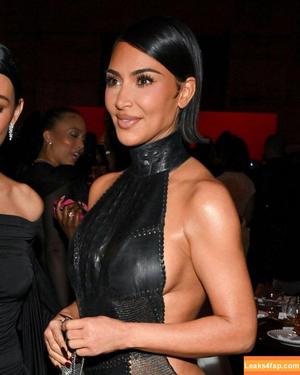Kim Kardashian photo #4244