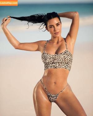 Kim Kardashian photo #4422