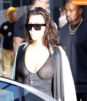 Kim Kardashian photo #4645