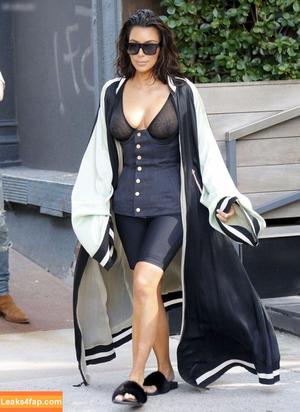 Kim Kardashian photo #4647