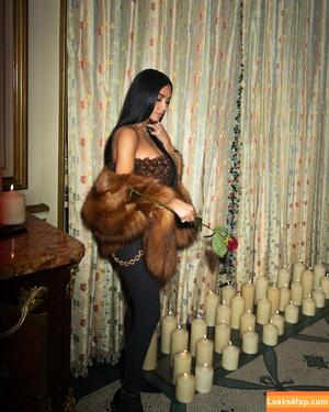 Kim Kardashian photo #4720
