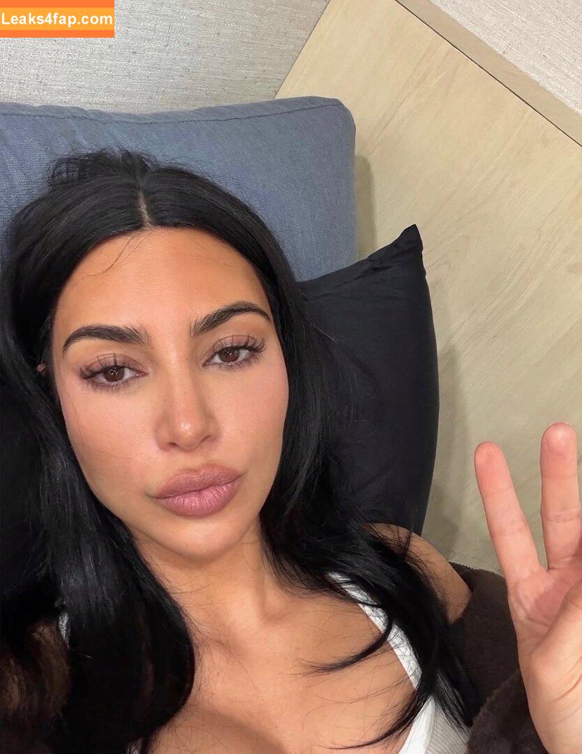 Kim Kardashian / https: / kimkardashian leaked photo photo #5449