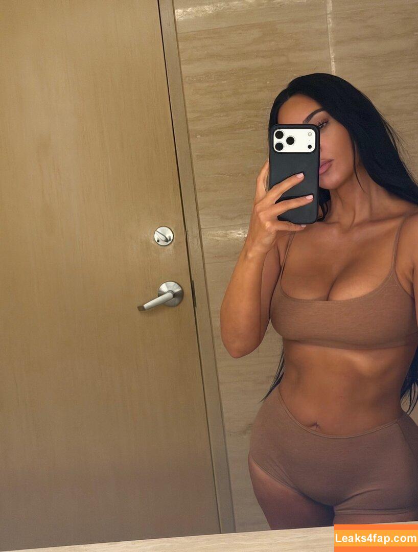 Kim Kardashian / https: / kimkardashian leaked photo photo #5453