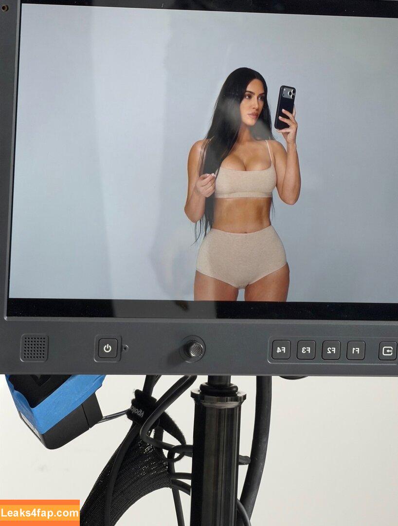 Kim Kardashian / https: / kimkardashian leaked photo photo #5454