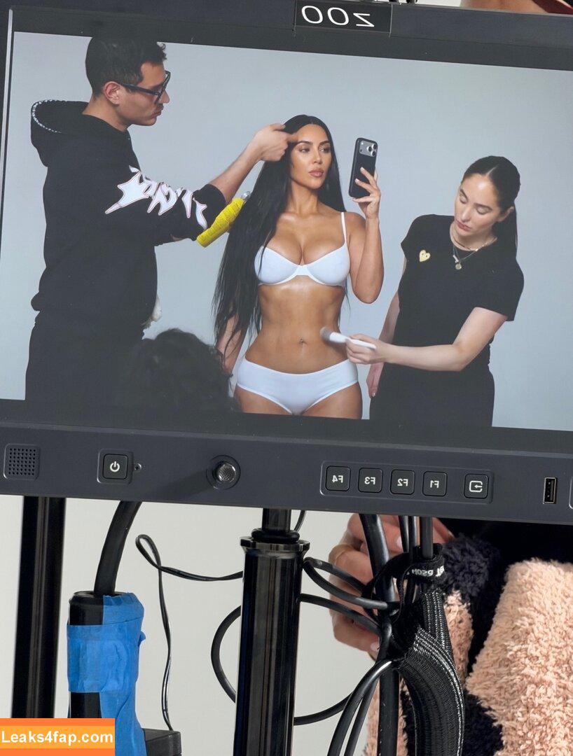 Kim Kardashian / https: / kimkardashian leaked photo photo #5455