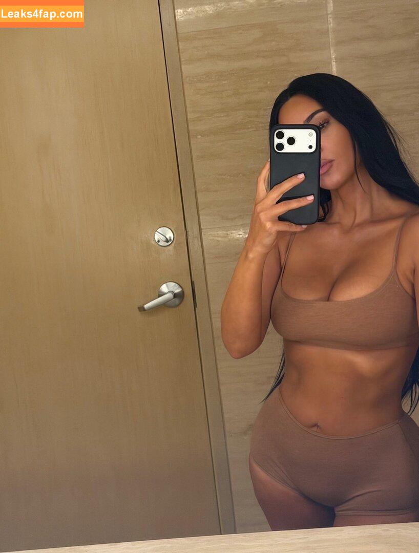 Kim Kardashian / https: / kimkardashian leaked photo photo #5456