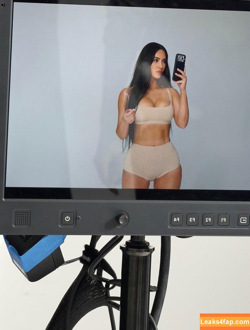 Kim Kardashian / https: / kimkardashian leaked photo photo #5468