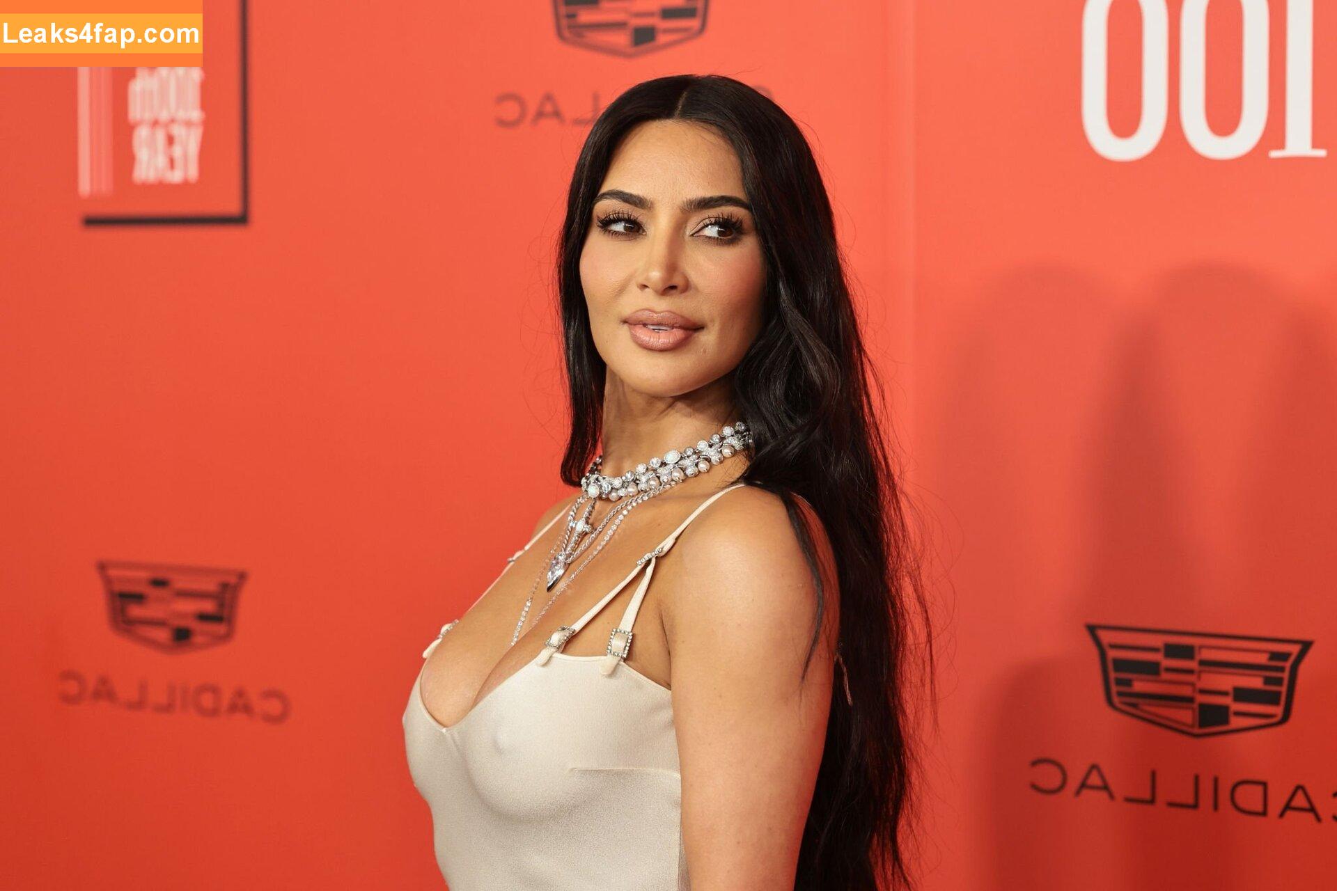 Kim Kardashian / https: / kimkadarshian / kimkardashian слитое фото фото #5550
