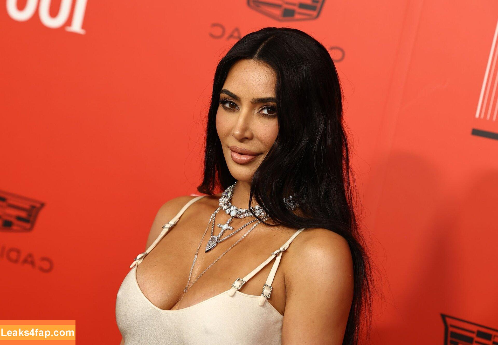Kim Kardashian / https: / kimkadarshian / kimkardashian leaked photo photo #5579