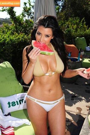 Kim Kardashian photo #5040