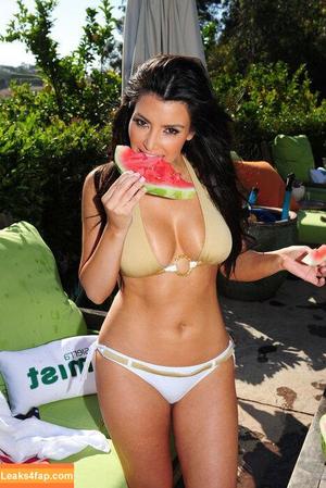 Kim Kardashian photo #5050