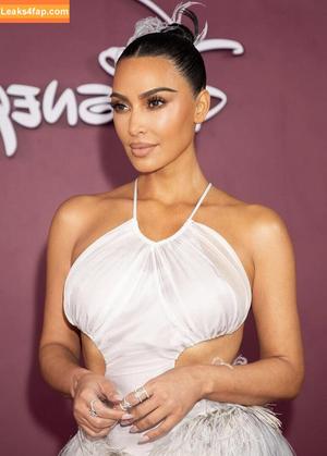 Kim Kardashian photo #5061