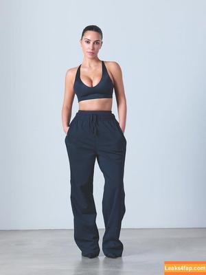 Kim Kardashian photo #5075