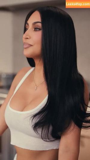 Kim Kardashian photo #5208