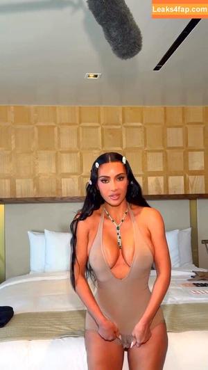 Kim Kardashian photo #5233