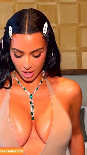 Kim Kardashian photo #5261
