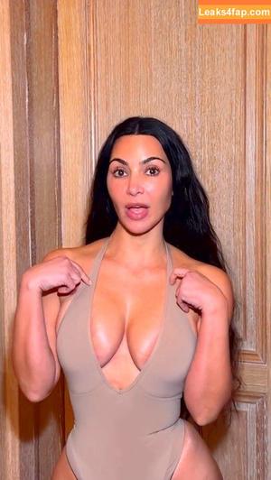 Kim Kardashian photo #5272