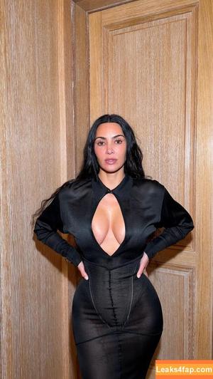 Kim Kardashian photo #5300