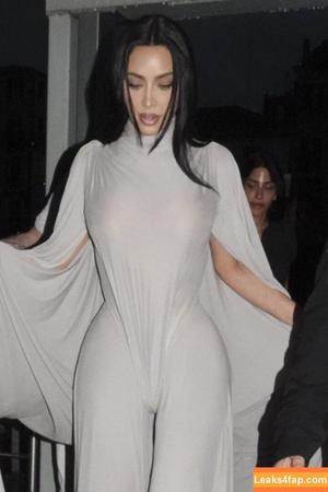 Kim Kardashian photo #5375