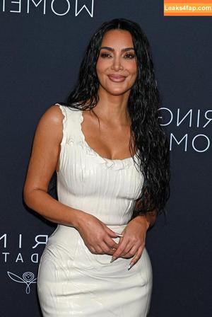 Kim Kardashian photo #5489