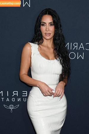 Kim Kardashian photo #5493