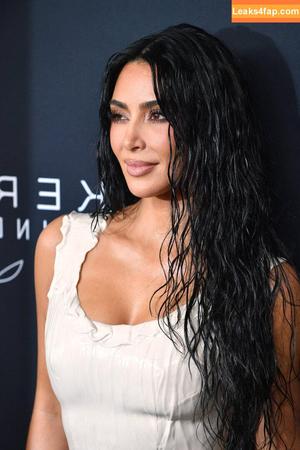 Kim Kardashian photo #5494