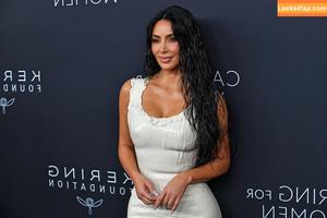 Kim Kardashian photo #5495
