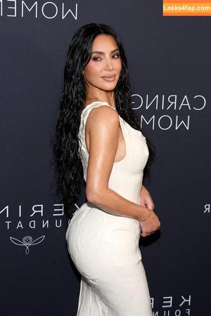 Kim Kardashian photo #5504