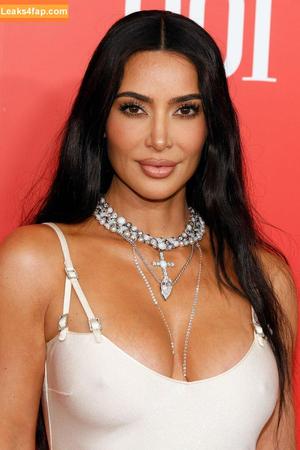 Kim Kardashian photo #5561