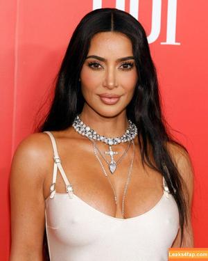 Kim Kardashian photo #5562