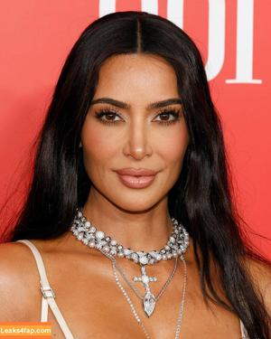 Kim Kardashian photo #5595