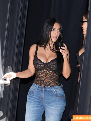 Kim Kardashian photo #5611