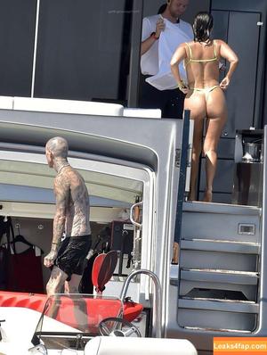 Kourtney Kardashian фото #0044