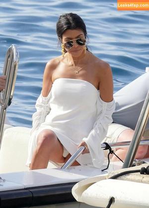 Kourtney Kardashian фото #0054