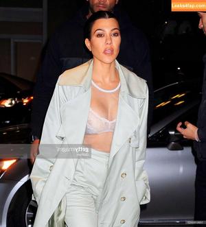 Kourtney Kardashian фото #0371