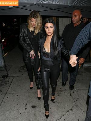 Kourtney Kardashian фото #0380