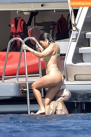 Kourtney Kardashian photo #0739