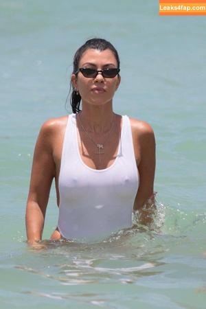 Kourtney Kardashian фото #0915