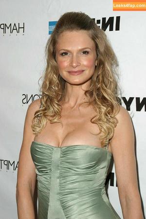 Kyra Sedgwick photo #0025