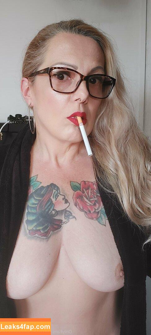 lady.smoker.queen / iamladysmoker leaked photo photo #0047