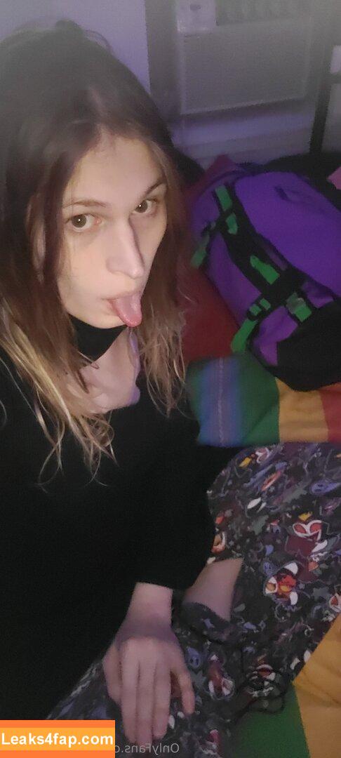 ladysatyr2077 /  leaked photo photo #0018