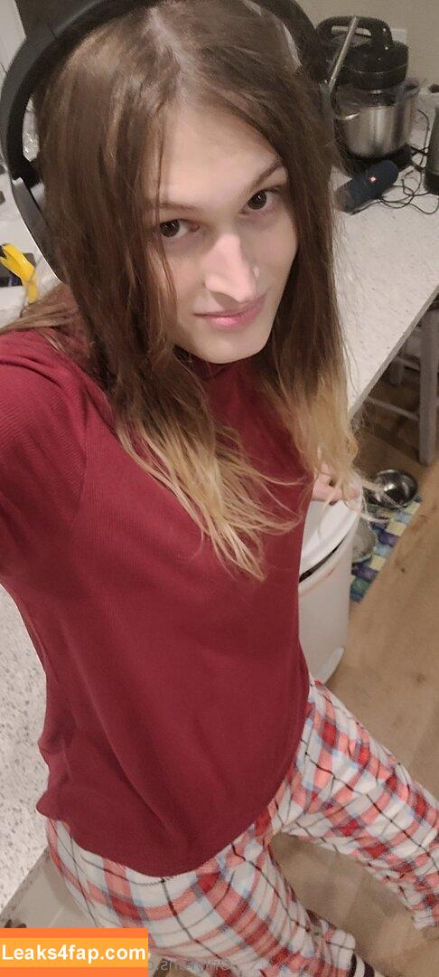 ladysatyr2077 /  leaked photo photo #0025