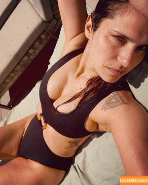 Lake Bell photo #0054