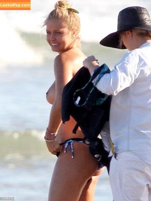 Lara Bingle photo #0021