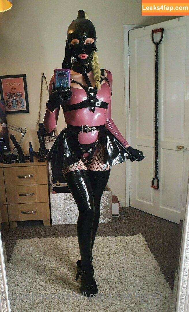 latexloverlaura2 / latex_fitness leaked photo photo #0026