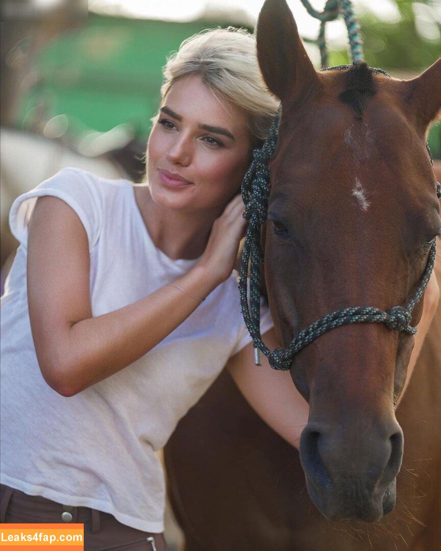 Laura Block / laurachesnok leaked photo photo #0088