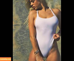 Laura Crane photo #0002