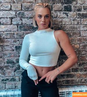 Laura Crane photo #0023