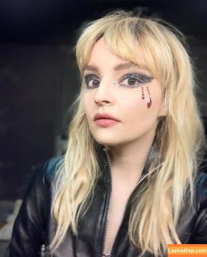 Lauren Mayberry photo #0027